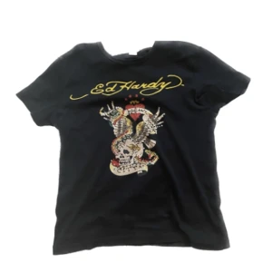 Ed Hardy T-shirt  - Köpt för 600kr o lägger ut flr 350 med budgivning. Tröjan är i jätte bra skick har använt ungefär 3 gånger t skolan men har ingen täcken på användning. Storlek s men är lxm lite baggy på mig som har M