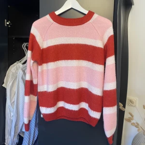 Randig stickad tröja - Randig stickad tröja i superskönt material i storlek S💞💞350kr, men pris kan diskuteras vid snabb affär