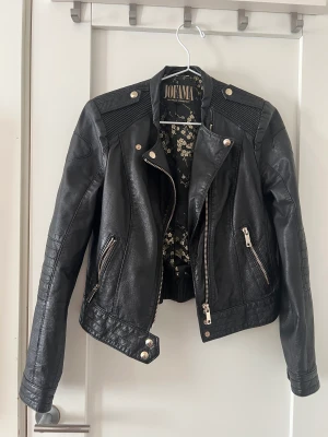 Jofama jacka - Säljer nu denna Jofama by Marie Serneholt jacka i storlek 38. Den passar även de som har S. Äkta skinn såklart. Svart. Väldigt fint skick, inga tecken på slitage. 