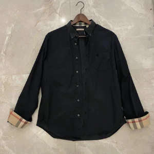 Burrbery skjorta  - Jag säljer min burrbery skjorta på grund av att den är för liten 