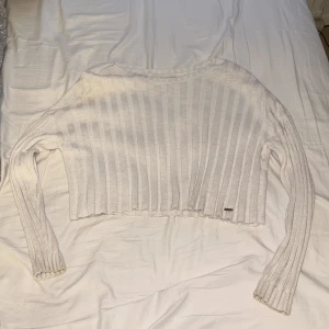 Stickad Hollister tröja - Säljer den här stickade Hollister tröjan i storleken XS den är lite cropad och baggy så passar även S och kanske M