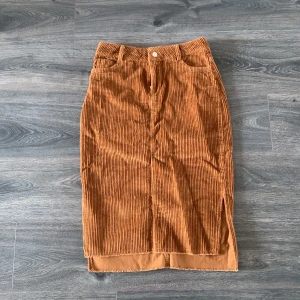 Kjol i manchester - Midi-kjol i brunt manchestertyg.  Strl 38, men sitter bra på mig som har strl 36. 