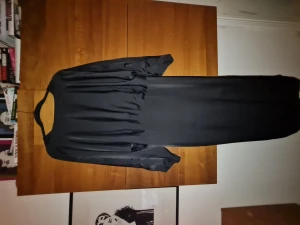 Klänning small - Lindex klänning strl small. Festkänsla i material. Använd få gånger, bra skick