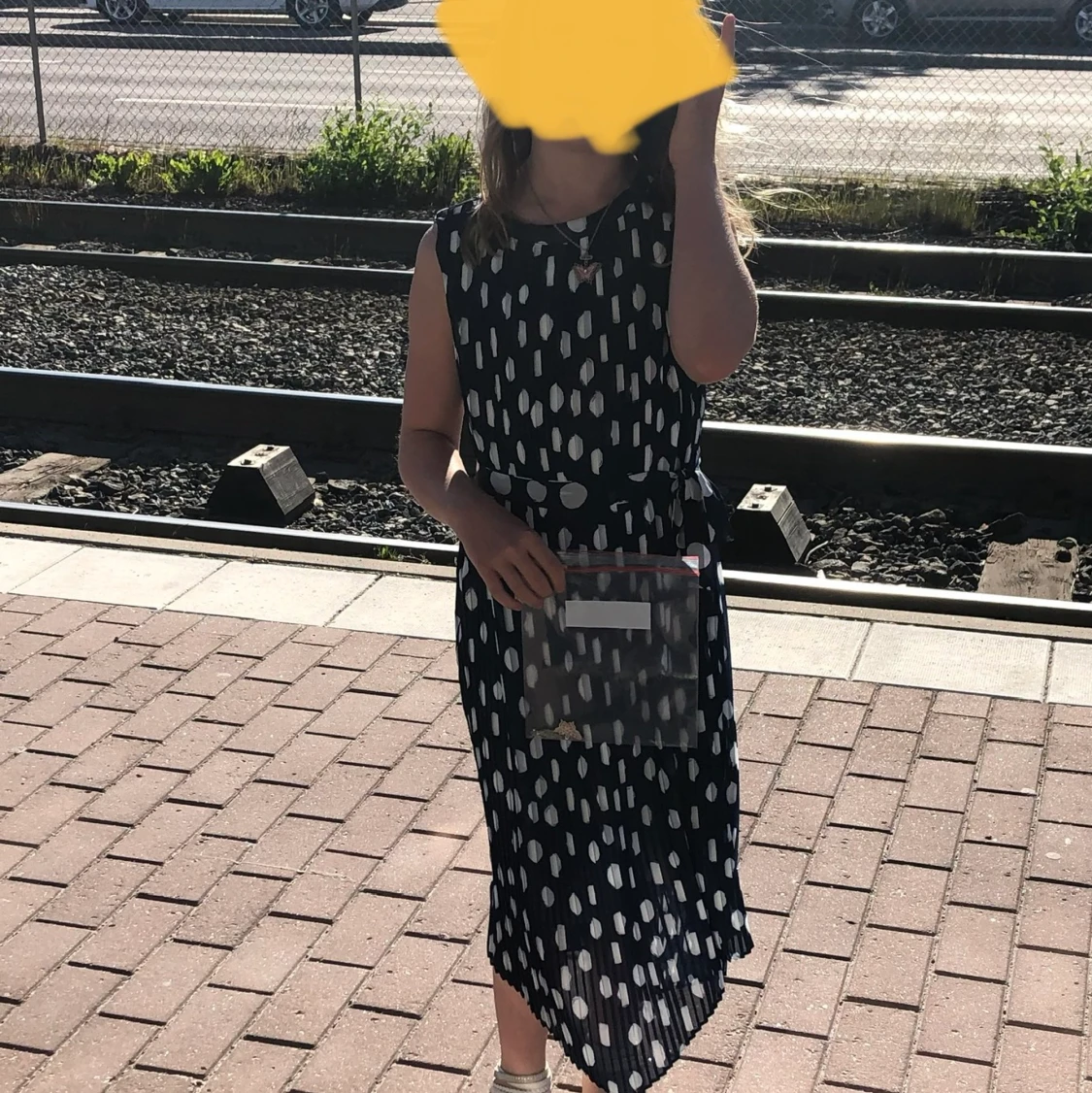 Finklänning marinblå med vita prickar  - 90