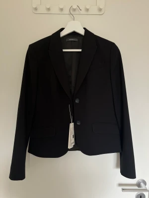 Kavaj  - Svart kavaj från Esprit (business fit) Storlek 36 Helt oanvänd med lapp kvar! Nypris 1099 kr 