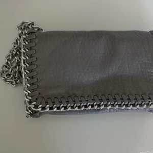 Grå handväska  - Grå handväska. Använd i fint skick. Från Tiamo