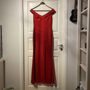 Balklänning  - Perfekt inför studentbalen! Stl S/M från Bubblrooms Goddiva. Helt ny med lapp och allt kvar! Klarröd färg! Har slits på vänster ben! Stl uk 10, eu 38