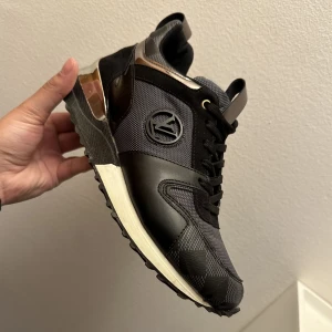 Louis Vuitton Run Away Trainers - Säljer mina louis vuitton skor sparsamt använda, som självklart är äkta.