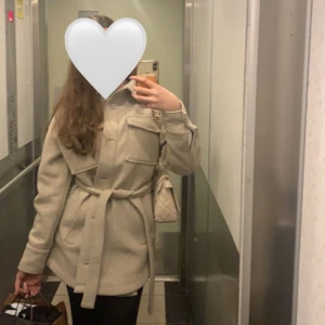 Beige kappa från Bikbok. Storlek S passar M. - Jätte fin kappa från Bikbok använd totalt 5 gånger. Köpt förra vintern. Kommer inte till användning eftersom köpt en annan jacka. Köpt för 800 säljer för 450 därav nyskick. 