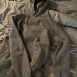 Grå hoodie från dedicated. Köpt för 800kr, säljer för 400kr + frakt. 