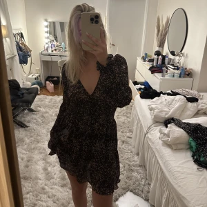 Mönstrad klänning - Mönstrad klänning från nakd! Oanvänd