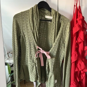 Odd molly kofta - Använd fåtal gånger! Tvättad max 2 gånger! Inga defekter! Älskar spets utseendet och att den är så bekväm!