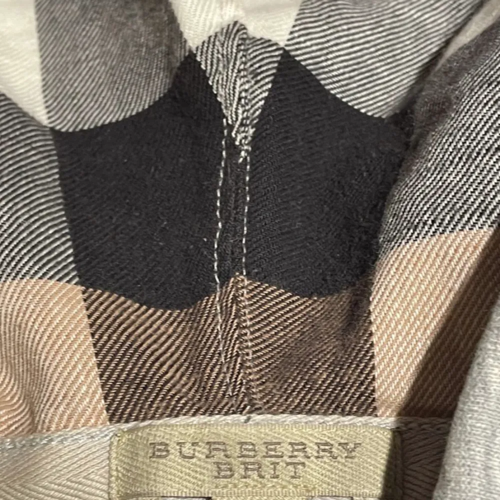 En burberry hoodie i gott skick, en väldigt snygg tröja att ha året runt. Hoodies.