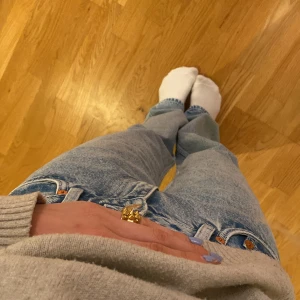 Arrow jeans Weekday - Säljer dessa lågmidjade straight jeansen från weekday i modellen Arrow, eftersom de sitter lite för tajt i midjan. Köpta i augusti för typ 550 men de är bara testade💖