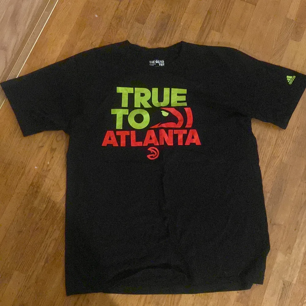 True to Atlanta basket vintage graphic tee. Storlek XL men sitter som L. T-shirts.
