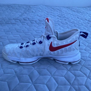 Nike Zoom KD 9 basketskor - Basketskor som går lika bra att använda som vanliga skor. Beige/vit färg