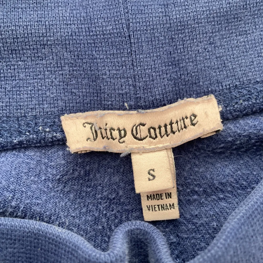 Säljer mina marinblåa juicy couture då dem blivit för små. Det är en gammal model då jag säljer dem billigt❤️inga skador osv. Handuksmatrial. Köpt här på plick<3 (om det är fler som vill ha dem blir det budgivning) . Jeans & Byxor.