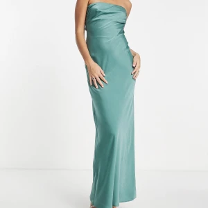 Balklänning  - Helt ny balklänning som jag inte kunde returnera. Storlek 34. Sitter fint men har redan kör en ny som jag tycker om bättre 👗💚