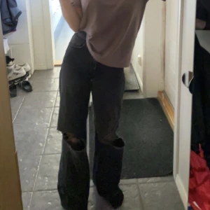 Jeans - Jag säljer ett par håliga baggy jeans från BikBok i storlek 24 som ger lite 80tals känsla, är i gott skick🌟, pris kan diskuteras💕