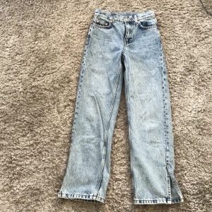 Jeans - Ett par snygga barn jeans från grunt. Bra skick använt 1-3 gånger. Storlek 134-140. 199 kr inklusive frakt, kan tänka mig att sänka priset.