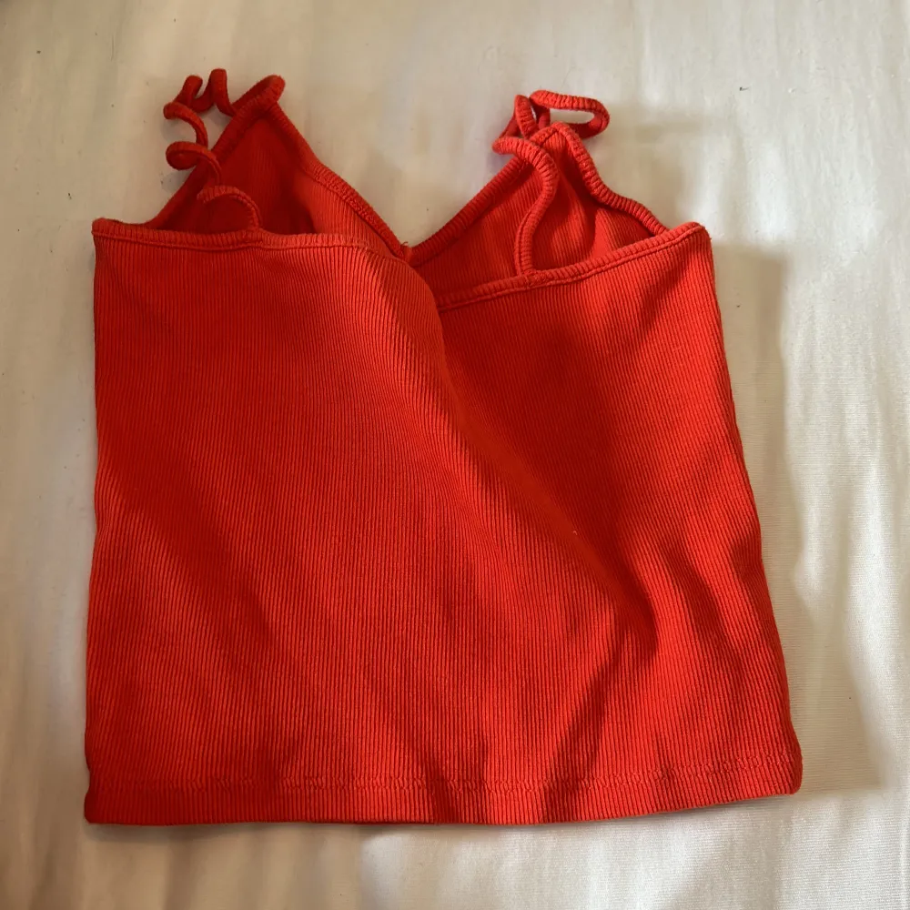 Superfint rött linne från monki❤️ nästan aldrig använt, säljer pga att den är använd 1 gång!!!. T-shirts.