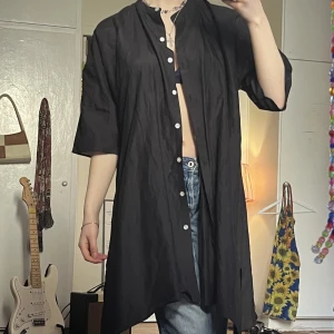 Svart klänning - Ascool svart klänning i ett superlätt flowigt material. Aldrig använt.