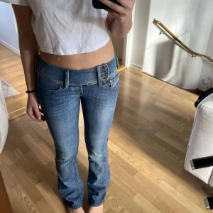 Diesel jeans - Säljer ett par så sjukt snygga jeans från Diesel🥰 Köpte för runt 1200kr och säljer nu för 800kr!! Så fint skick och så unika💕 Väldigt lågmidjade och långa på mig som är 170😍😍 De står att de är storlek 28 i midjan men skulle säga att dom är 26💓 