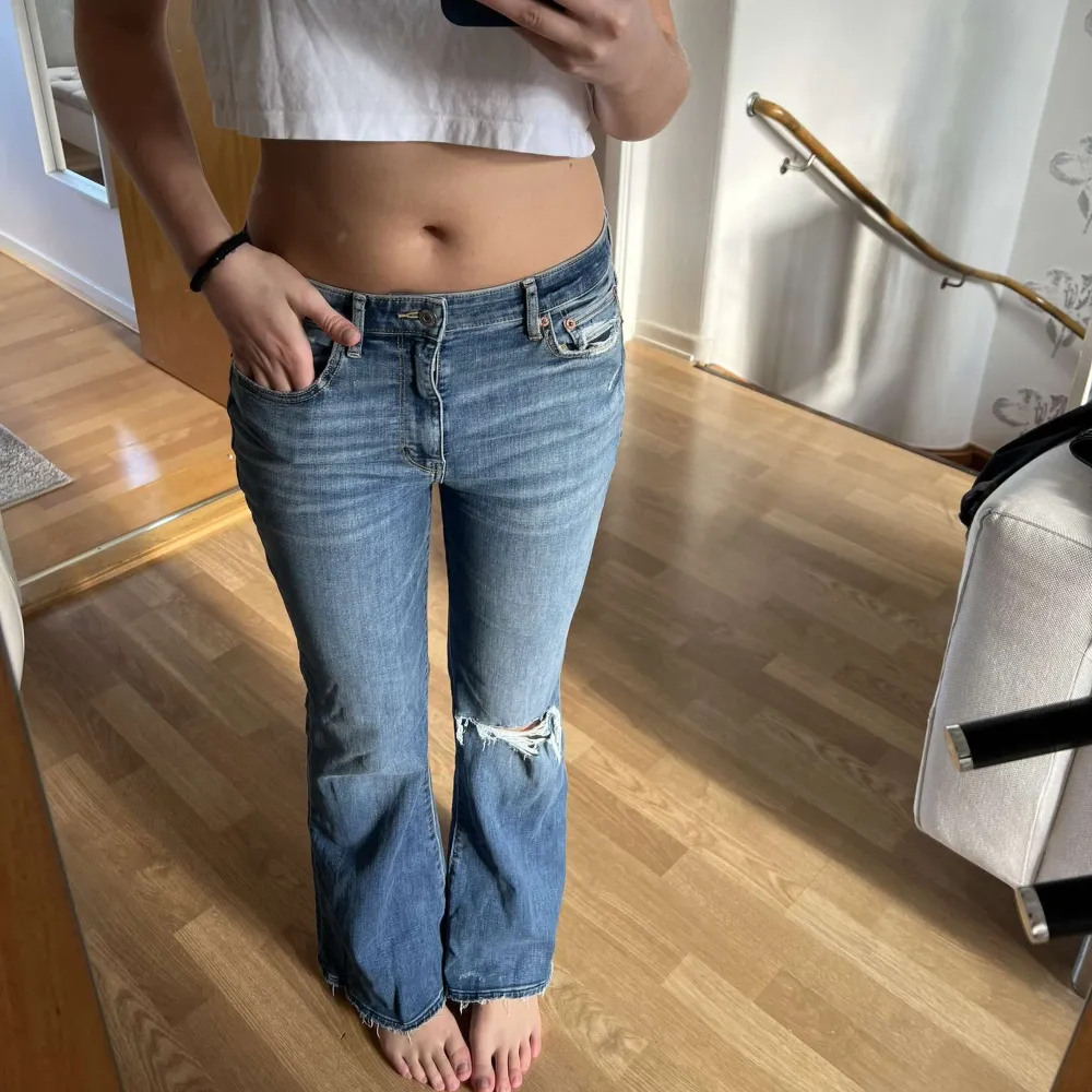 Så snygga jeans som är oanvända!!🥰 Köpte för 400kr, säljer för 300kr💓 Storlek 6 (36)☺️De är långa på mig som är 170!. Jeans & Byxor.