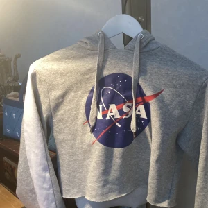 Två nasa tröjor  - Två pack med nasa tröjor. Den vita är lite sliten och den gråa är ganska fint i skick 130kr för båda