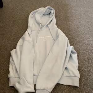 Säljer en hoodie i ny skick(frakten ingår ej i priset)