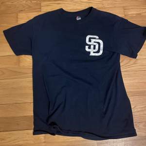 En mycket bra skick vintage baseball t-shirt. T-shirten är navy blå och har numret 27 och namnet kemp på baksidan vilket är en mycket bra baseball spelare. 