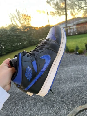 JORDAN 1 MID ROYAL BLUE - Knappt använda, som nya. Nypris 1950kr. 