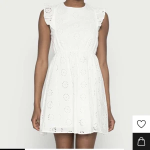 Vit Sommarklänning - Vit sommarklänning som inte kommer till användning,skriv för mer bilder eller funderingar💕