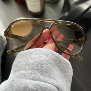 Ray-Ban Solglasögon  - Rayban pilot solglasögon i sköldpaddemönster. Äkta, köpta i London för 5-6 år sen, men fint skick och tillhörande fodral finns kvar🌸