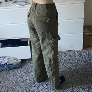 Cargo  - Gröna cargo från bershka, kan spännas åt i midjan, 