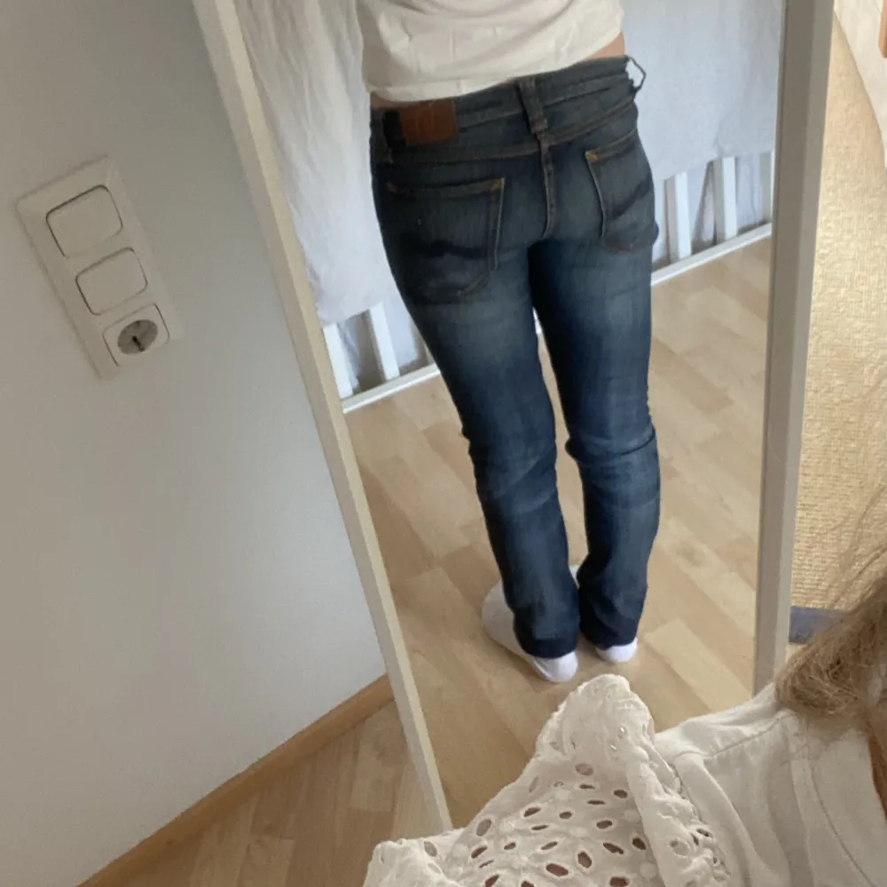 Säljer ett par Lågmidjade jeans från nudie! Bra skick men använder inte då jag tycker de sitter för tight vid vaderna! (Går även att klippa till shorts för fickorna är sjukt snygga! Sitter annars bra för mig som är 166!💗. Jeans & Byxor.