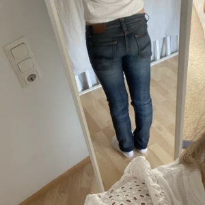 Lågmidjade jeans  - Säljer ett par Lågmidjade jeans från nudie! Bra skick men använder inte då jag tycker de sitter för tight vid vaderna! (Går även att klippa till shorts för fickorna är sjukt snygga! Sitter annars bra för mig som är 166!💗