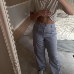 ljuslila kostymbyxor  - Säljer ett par fina ljuslila kostymbyxor, perfekta nu till sommaren!💕💕 Jag är 1,60 och dom är något långa på mig ;)  Köparen står för frakt:)