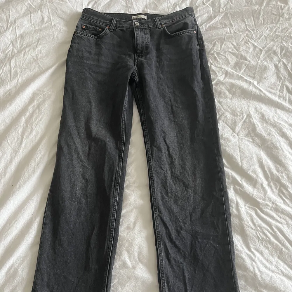 Lågmidjade jeans i en fin grå/svart färg. Säljer då de är för små. Dom är i storlek 38 men skulle verkligen säga att de passar för er som har 36, då de är väldigt små i storleken. Nypris 499 kr.. Jeans & Byxor.