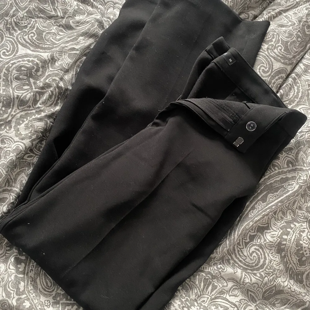 Säljer mina svarta raka kostymbyxor ifrån Gina tricot då dem blivit för små. Storlek 36. Använda Max 3 gånger, fint skick. nypris 499 säljer för 200. Jeans & Byxor.