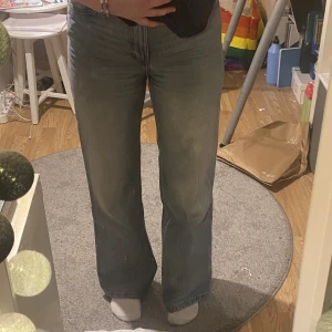 Jeans från MONKI  - Jeans från monki som tyvärr inte används längre. Bra skick och passar mig som är 167 och brukar ha 36/38!