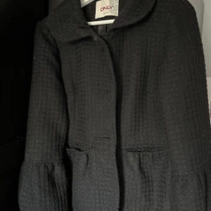 Snygg kappa med utsvängda armar - Snygg kort svart kappa från only