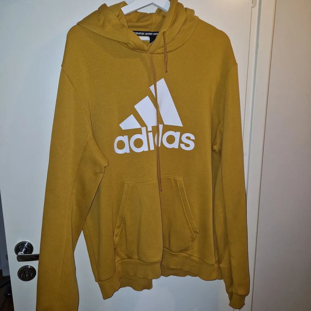 Adidas oversize hoodie  Färg: Senaps gul  Super fin, använd 1 gång . Hoodies.