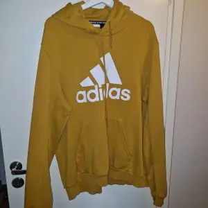 Adidas oversize hoodie  Färg: Senaps gul  Super fin, använd 1 gång 