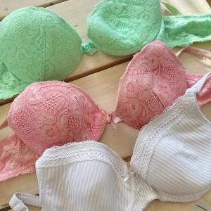 Bh.s - Storlek 75A på alla , fint skick. 80kr för de färgade och 40kr för den vita. rosa och gröna är Push-up