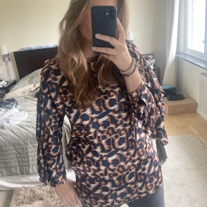 Blus - Säljer nu denna leopard mönstrade blusen, superfin till middagar och liknande. Det är storlek 36💕
