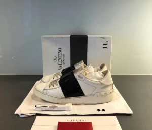 Valentino skor - Pris: 2000kr | cond:7 | dustbag, box, äktahetsintyg och kvitto ingår | skriv med minsta lilla fråga📩