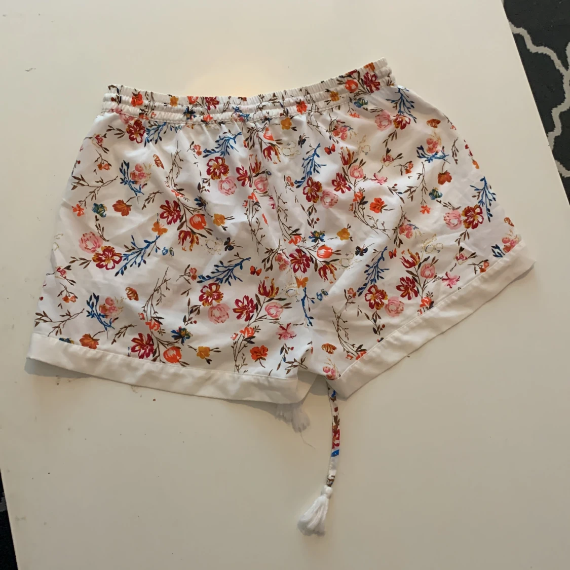 Vita shorts med blommor. - 90