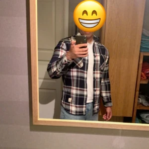 Overshirt - Rutig overshirt. Tyvärr blivit för liten annars hade jag behållt den. Perfekt till sommarkvällar😁