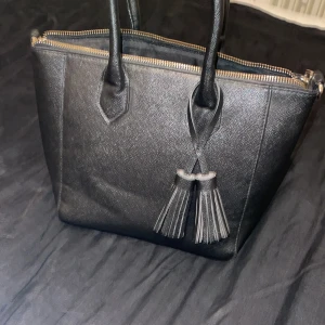 Väska  - En hand väska är liten o gullig perfekt för lite mer elegant klädstil. 